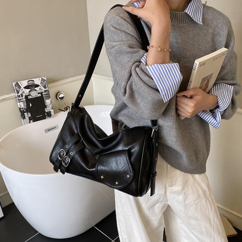 Niche trend temperament bag women's autumn casual versatile high-end sense locomotive style shoulder messenger bag