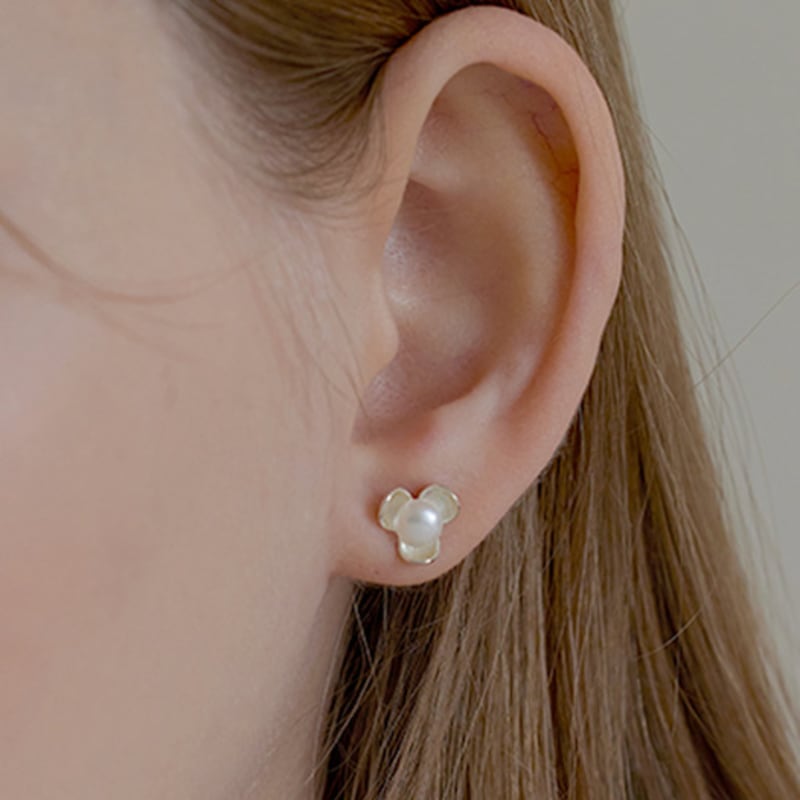 

Lewe Flower point pearl earring Silver