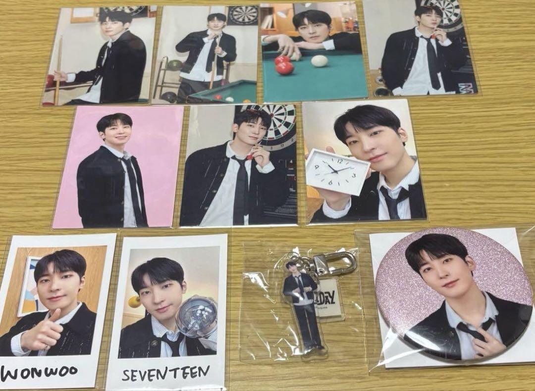 

[USED] SEVENTEEN Wonwoo HOLIDAY Complete Trading Card Keychain Badge