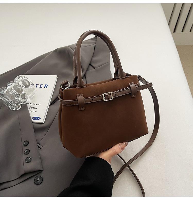 

Ретро портативная маленькая сумка женская 2025 новая осенняя мода нишевый дизайн универсальная дорожная на плечо сумка-мессенджер женская коричневый