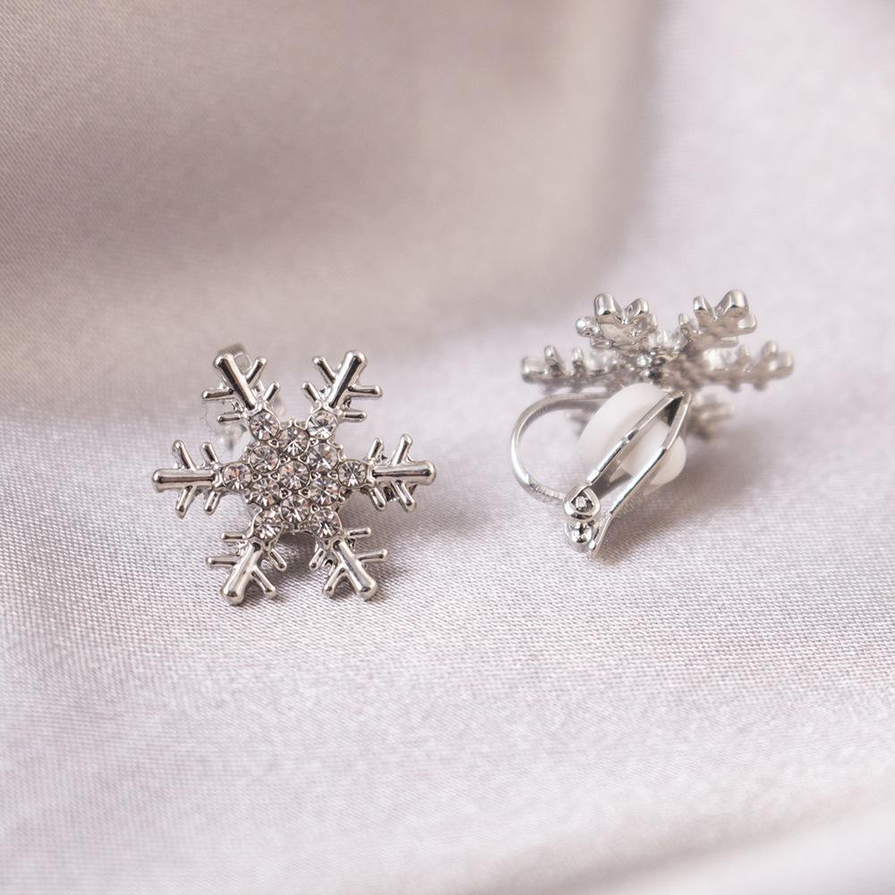 Elegant Clip-On Triangle Earrings for Non-Pierced Ears - Versatile, Light Luxury for Everyday Wear.