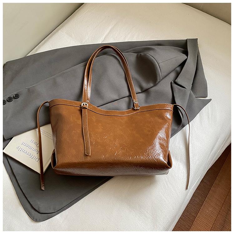 

Korean version of high-value shoulder bag large-capacity bag women s 2025 new fashion portable tote bag work hand bag