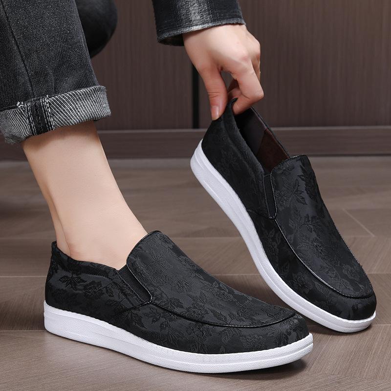 Fashion New Men's Embroidered Loafers Breathable Slip-On Casual Shoes Comfort-Fit Design Lightweight Sole for Versatile Everyday Wear