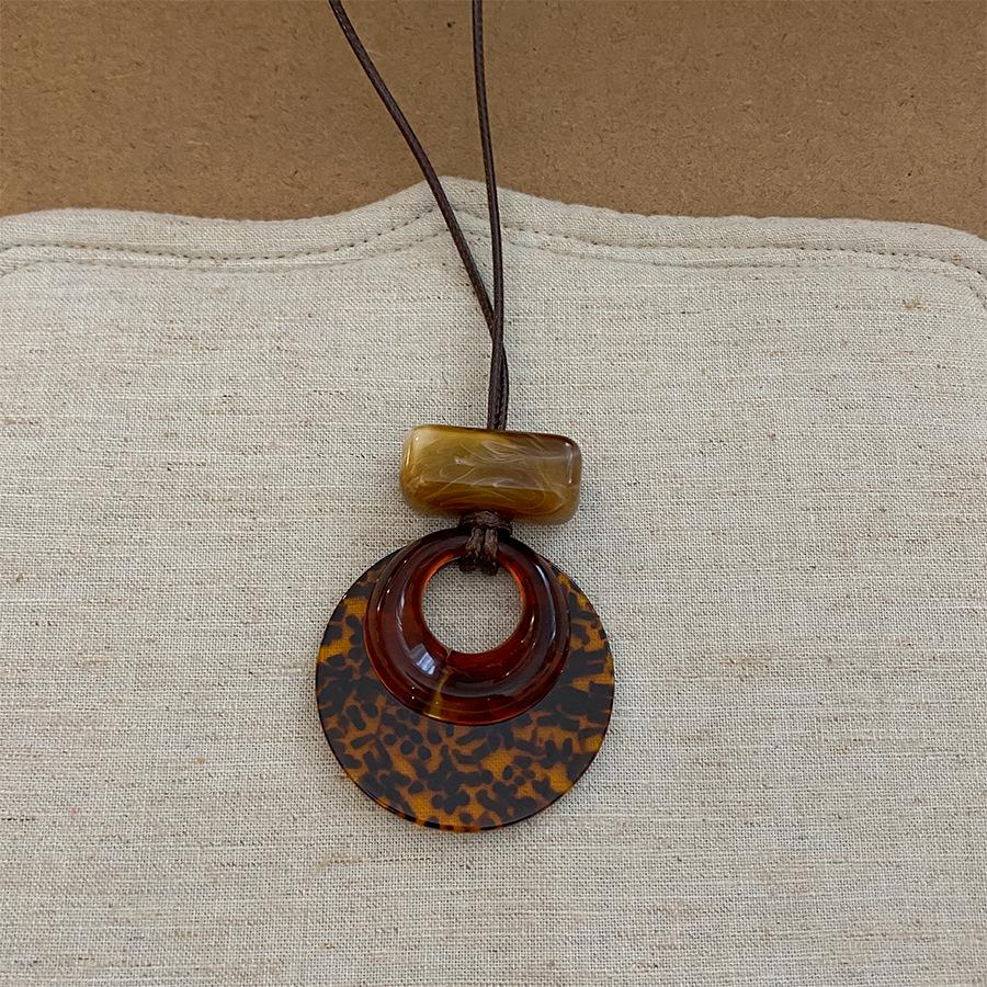 Retro Leopard Print Geometric Necklace: Chic & Unique Clavicle Chain for Women