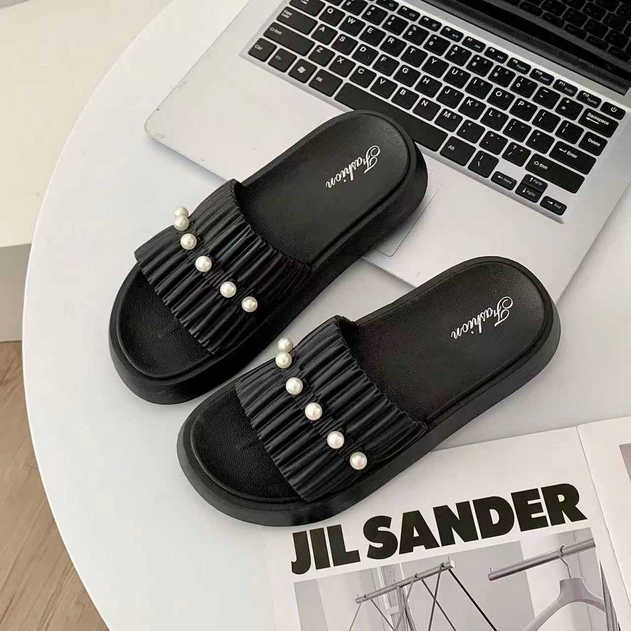 

Роскошные тапочки на толстой подошве для женщин, летние новые модные повседневные сандалии на плоской подошве с бусинами для женщин, нескользящие сандалии 40-41 чёрный