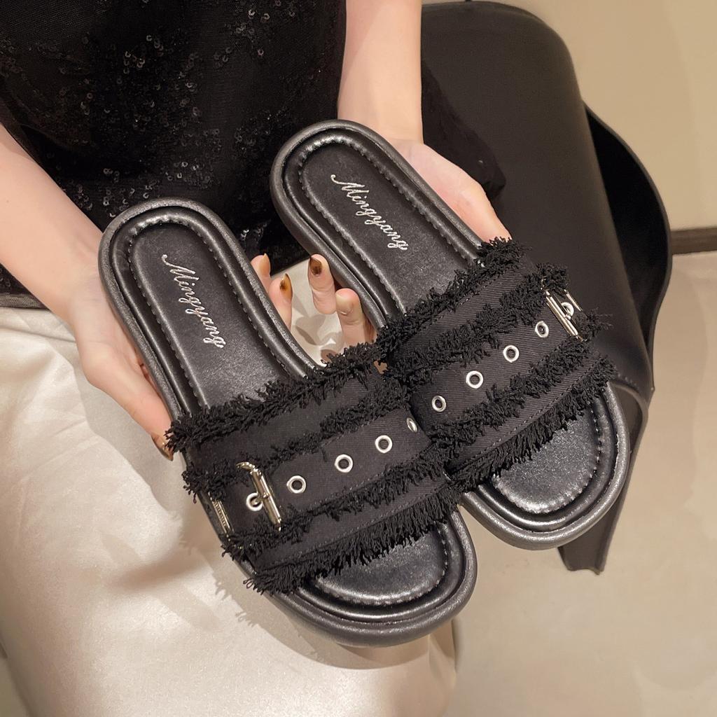 Franska små doftande tofflor kvinnor bär 2025 sommar nya internetkändis fyrkantigt spänne strass bokstav platt botten badsandaler