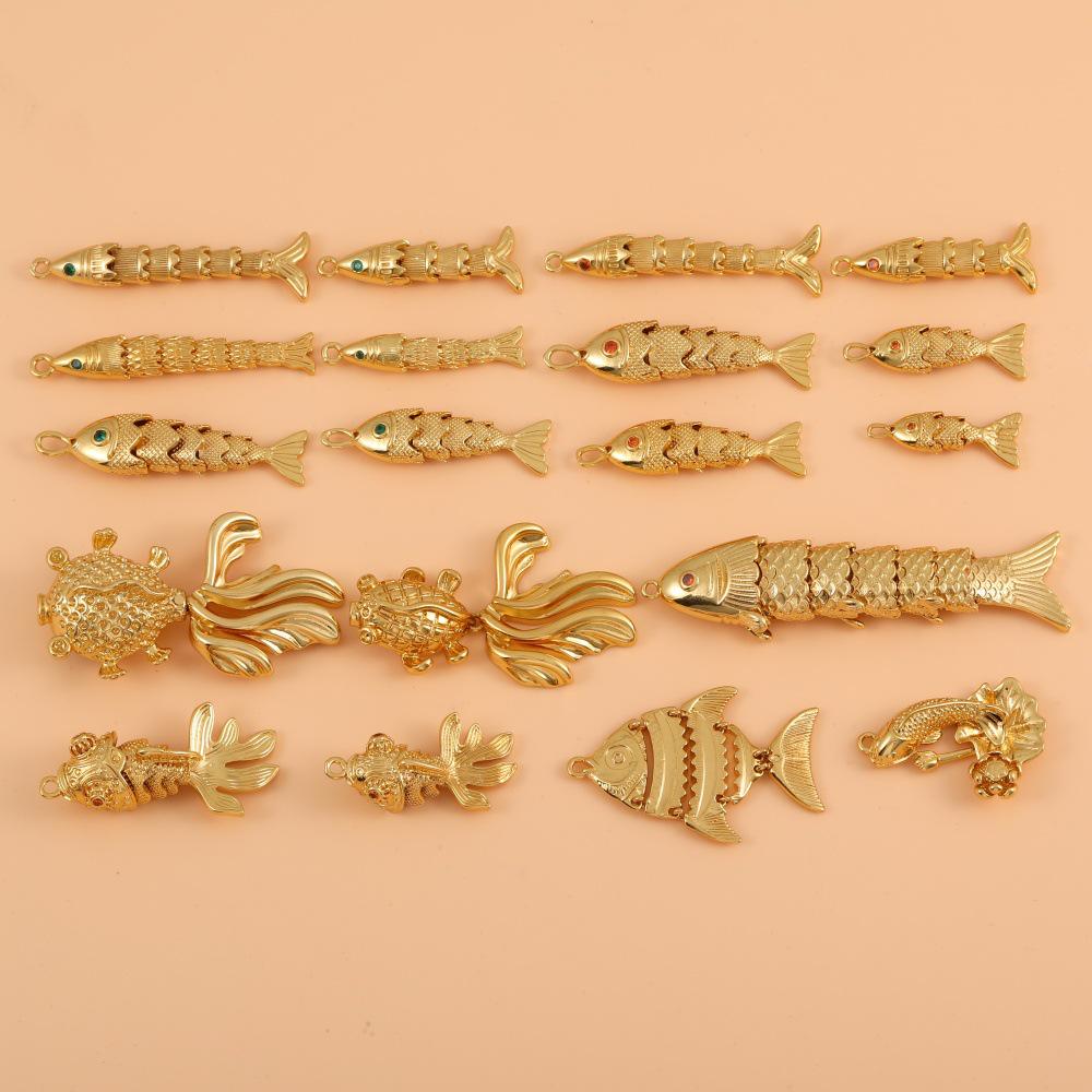 Eleganter vergoldeter Koi-Fisch Anhänger mit Strasssteinen