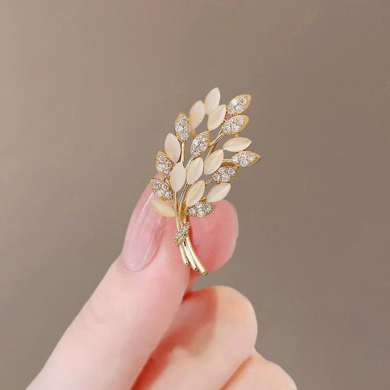 Elegant Pearl Tulip Brooch - Simple and Sophisticated Clothing Accessory