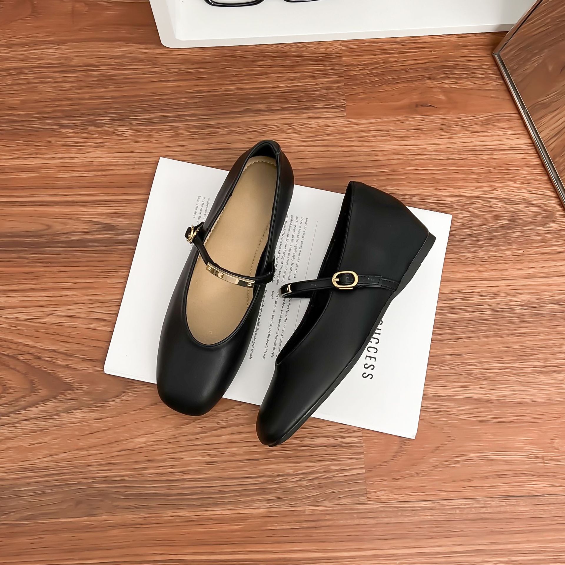 

Виноградная мать весна новая внутренняя высота увеличение на плоской подошве одинарная обувь французский ретро леопардовый принт легкий рот женская обувь 2025 обувь на мягкой подошве 40