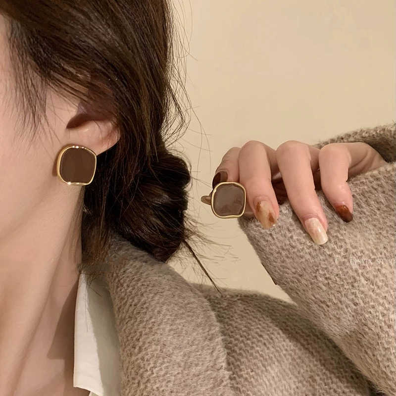 

Retro red square stud earrings, new popular earrings, design sense, advanced temperament, niche earrings tide