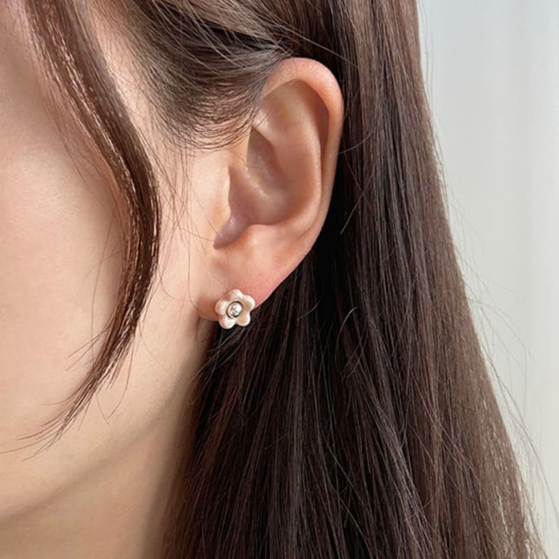 Metamic Ceramic Flower Earring (Baby Pink)