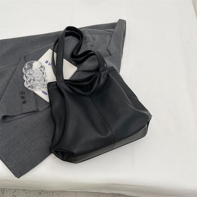 Retro large-capacity tote bag women's 2025 winter new fashionable portable commuter bag student class shoulder bag