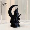 Figurina di Lupo Nero Opaco Scultura Ululante Stampata in 3D con Base a Luna Crescente, Finitura in PLA ad Alta Densità Arte da Collezione, Statua Gotica per Libreria