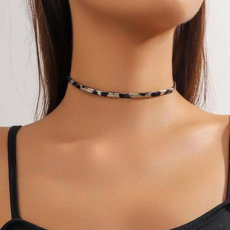 Vintage Brown Color Leopard Print Choker Necklace for Women Fashion Metal Clavicle Chain Necklace Jewelry Gift 2025 New
