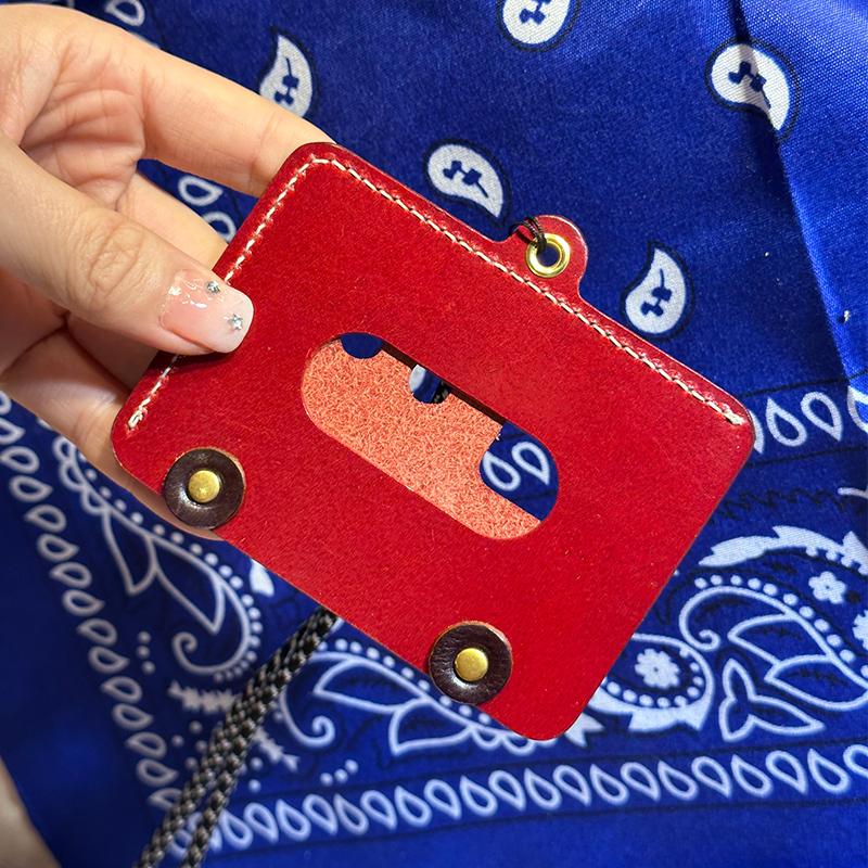 

Изделия из кожи ручной работы Обложка для значка автомобиля из коровьей кожи, обложка для автобусной карточки, удобная и индивидуальная, небольшие изделия из кожи, универсальные, легкие, роскошные, подвесные украшения на шею, креативность красный