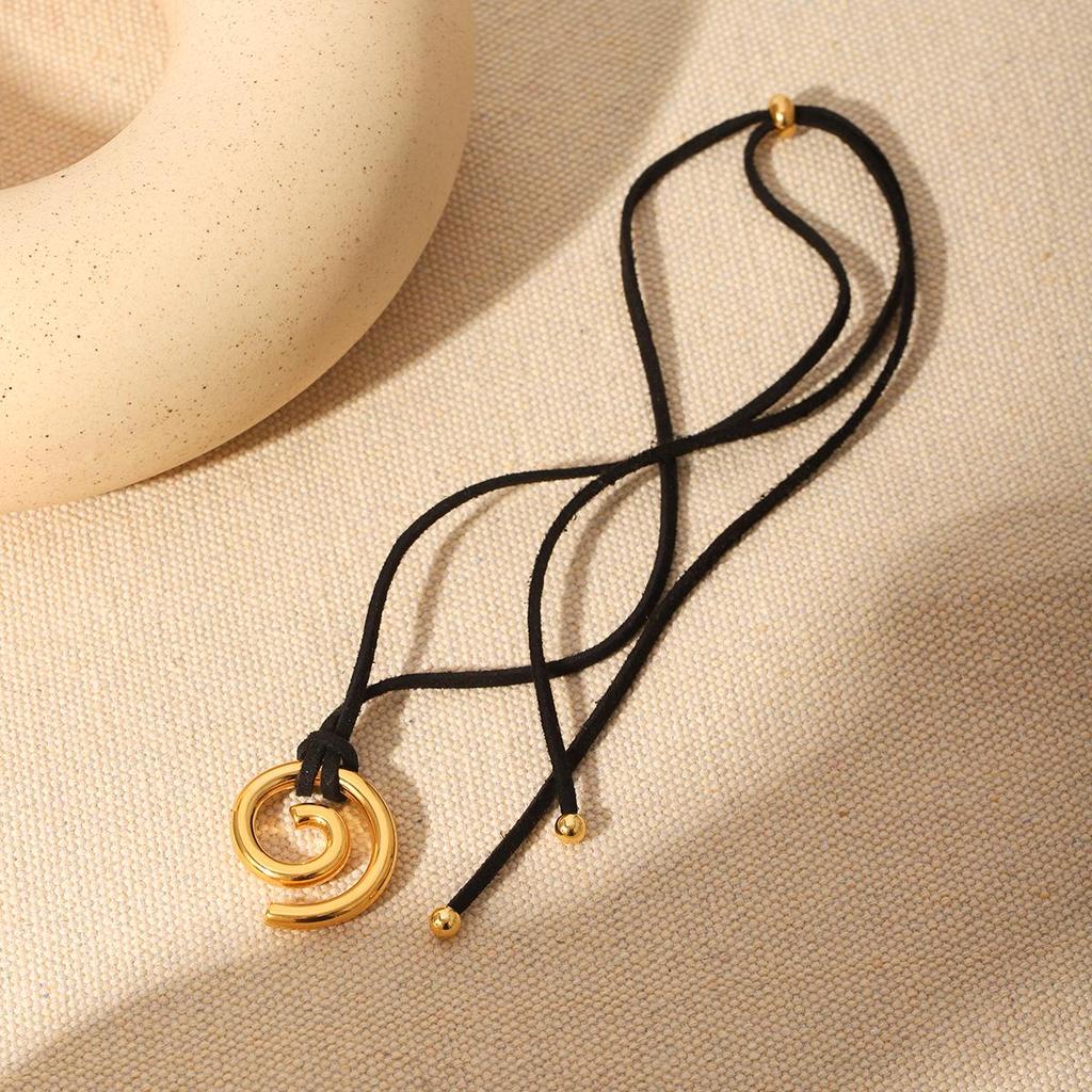 Moderne hohle Schneckenschalen-Anhänger-Halskette mit rundem Lederband – Einfache Mode für Frauen