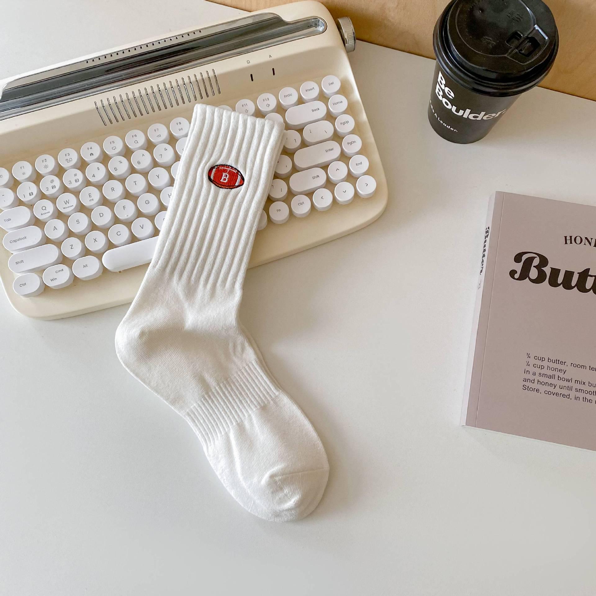 

Трендові чоловічі бавовняні шкарпетки з вишивкою - Вологовідвідні, дезодоруючі та готові до вуличної спортивної ходьби; Ідеально підходить для пар.