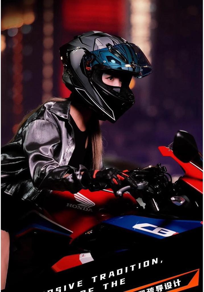 Unisex Carbon Fiber Full-Face Motorcycle Helmet with Bluetooth & Anti-Fog, 3C Certified for All Seasons