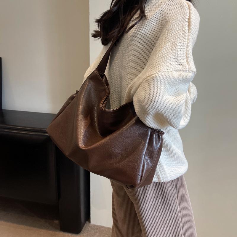 Stylish and simple tote bag large capacity soft leather casual versatile shoulder bag retro commuter messenger bag