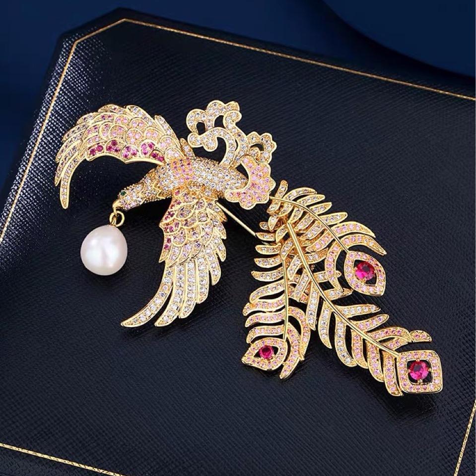 

Phoenix Brooch: Luxurious Ancient-Style Pin with Natural Pearl Accent золотой