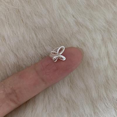 Boucles d'oreilles papillon minimalistes Vent froid Ins Boucles d'oreilles de navetteuse pour femmes Tempérament Mignonnes Boucles d'oreilles petit animal