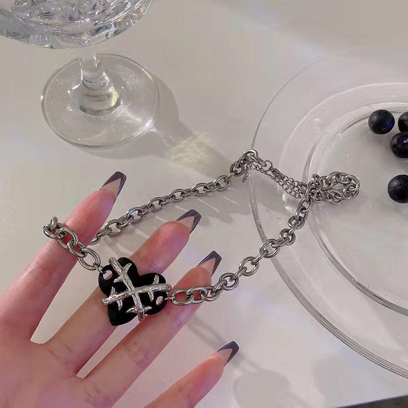 Trendy Hip-Hop Heart Necklace: Sweet & Cool Clavicle Chain for Women.