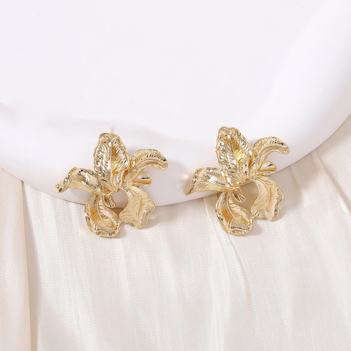 

Нові сережки-пусети у стилі InS з нерегулярними золотистими квітами в корейському нішевому ретро металевому французькому холодному стилі