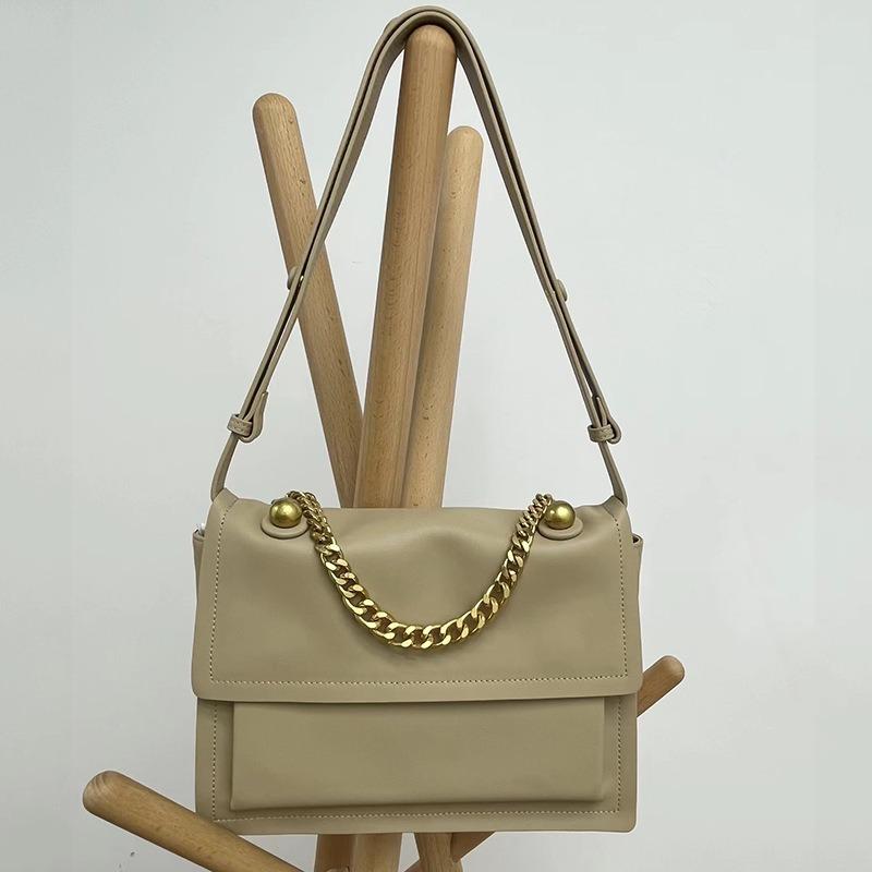 Cowhide mailman female messenger bag, new commuter niche texture single shoulder large capacity chain stray bag