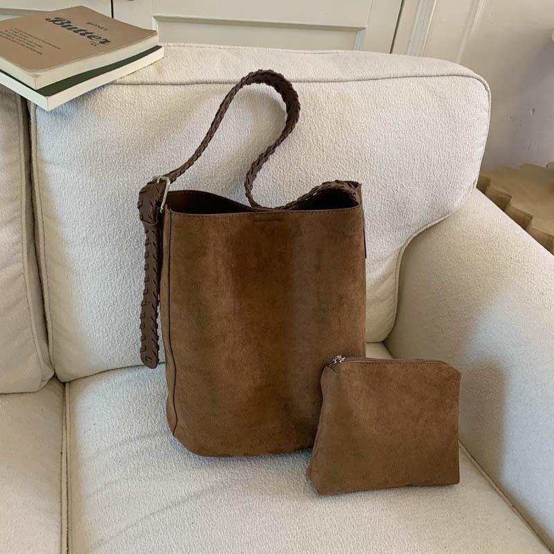 

2025 Korean version of the new autumn and winter bag women s simple and versatile commuter shoulder messenger bag large-capacity bucket child and moth коричневый