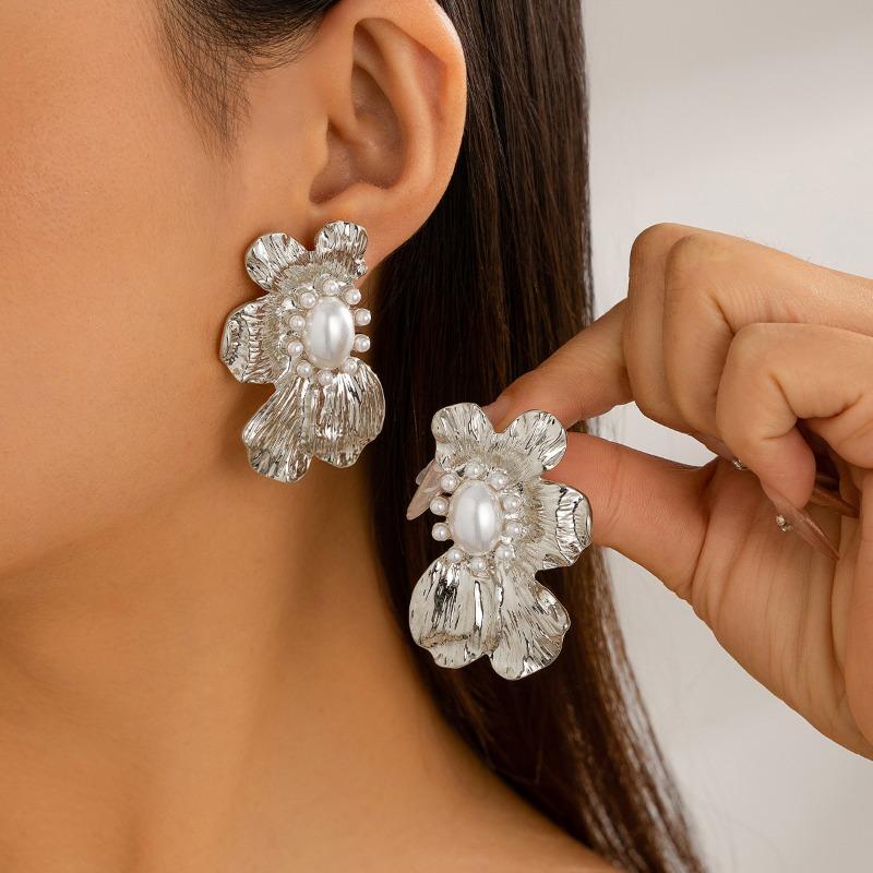 Exaggerated metal ginkgo biloba stud earrings, trendy girl sweet cool wind shell pattern earrings