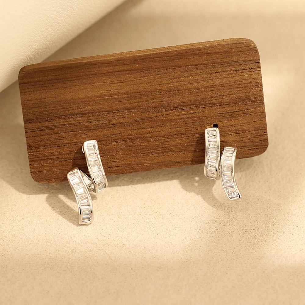 Koreańska wersja super błyszczących modnych kolczyków bez dziurki 2025 nowy modny super błyszczący cyrkon wyszczuplający twarz klipsy do uszu temperamentowe damskie mod