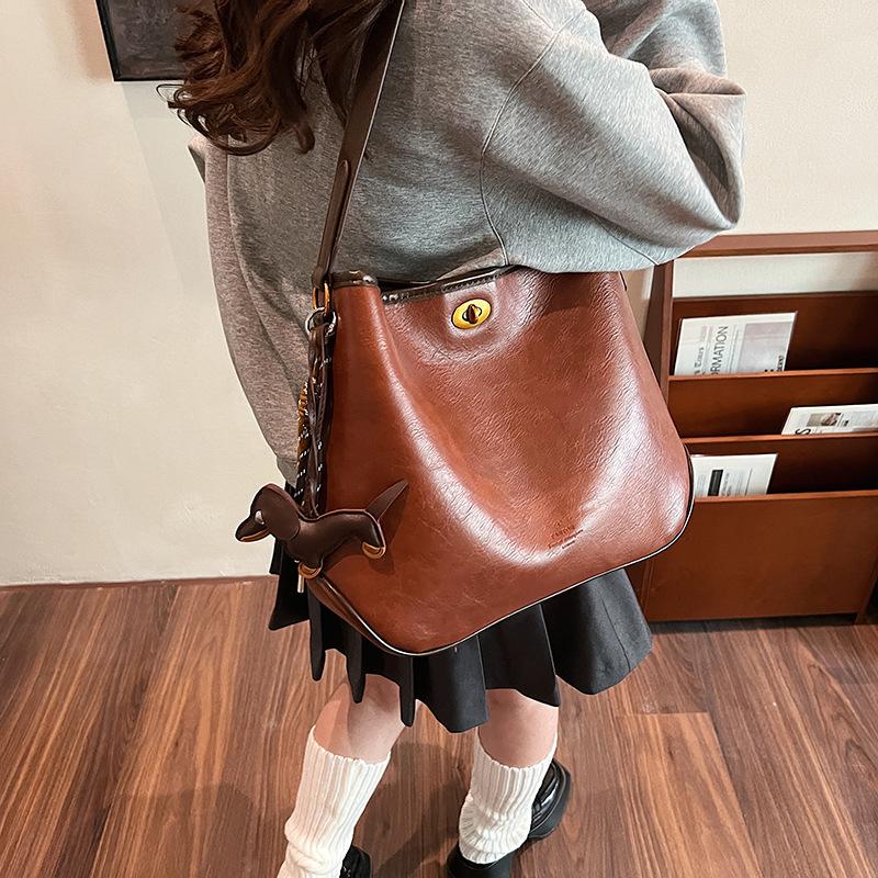 2025 new fashion niche retro tote bag women's commuter large capacity handmade messenger shoulder bag