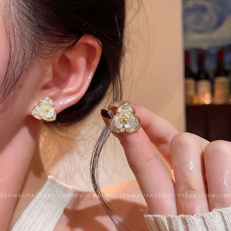 French pearl camellia earrings femininity elegant atmosphere retro stud earrings ear jewelry
