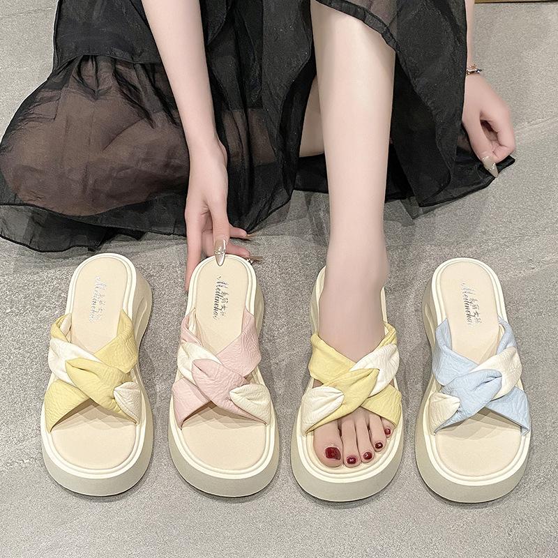 2025 Summer Stepping On Shit Thick-soled Slippers Women's Fashion Heightening New Non-slip Cross Beach Cool Slippers Versatile