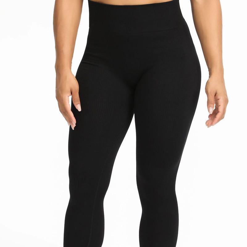 European & American Seamless Knitted Yoga Set: Peach Butt Sports Shorts & Short Sleeve Bra Vest for Summer Fitness