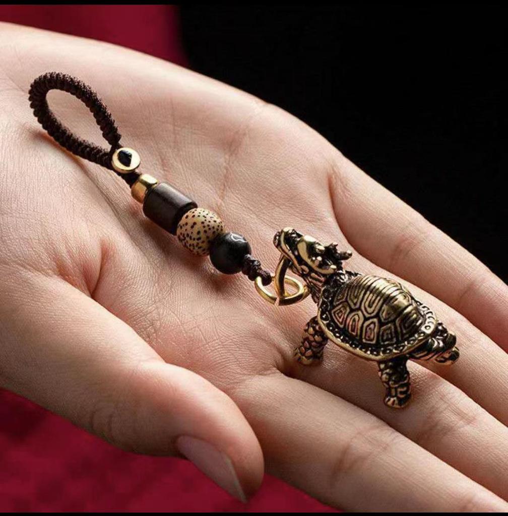 Portachiavi Personalizzato in Ottone con Manico in Guscio di Tartaruga e Ciondolo a Campanella