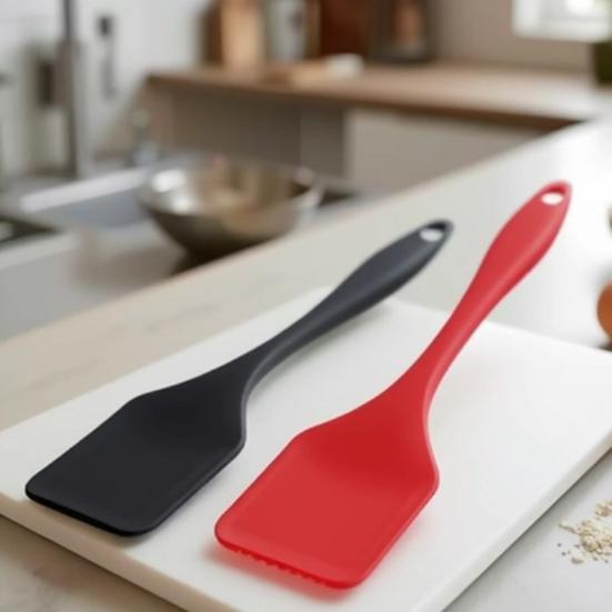 Silikonová stěrka potravinářské kvality Nepoškozující povrch pro nepřilnavé pánve Odolná vůči vysokým teplotám Ergonomická protiskluzová rukojeť Flexibilní obracák