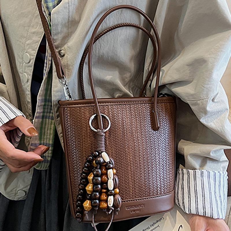 Large capacity bag women's niche casual simple portable bucket bag autumn new woven commuter messenger bag