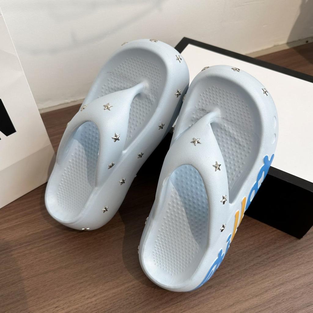 Rutschfeste lässige Zehensandalen sind beliebt, superweiche dicksohlige Stern-Hausschuhe werden draußen getragen, neue Modelle für Sommer und Herbst 2025