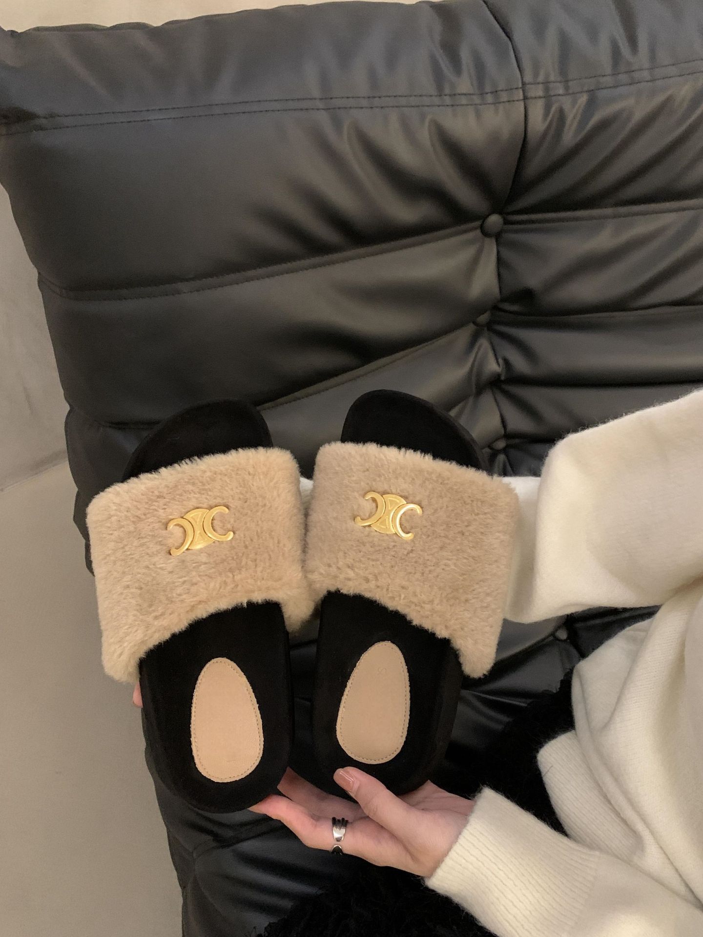 

Маффин толстая подошва одно слово пушистые тапочки женская одежда 2024 осень и зима новый интернет знаменитость фея ветер усиленный плюш полуперетаскивание 40