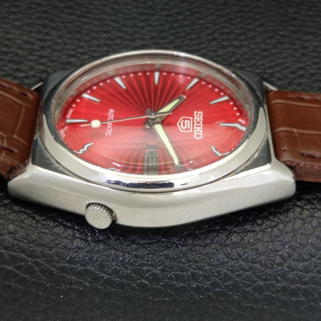 Seiko 5 AUTOMATIK VINTAGE 7025A JAPAN HERREN ROTES ZIFFERBLATT UHR a701227-5