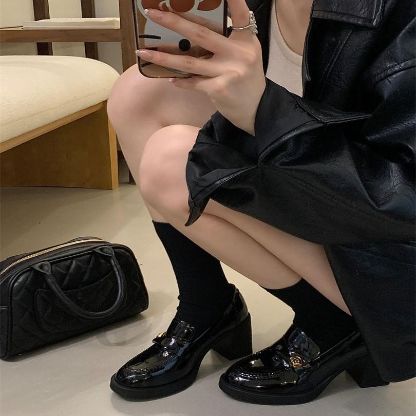 Black small man with heightened platform loafers, high thick heel single shoes, commuting with one foot and small leather shoes.