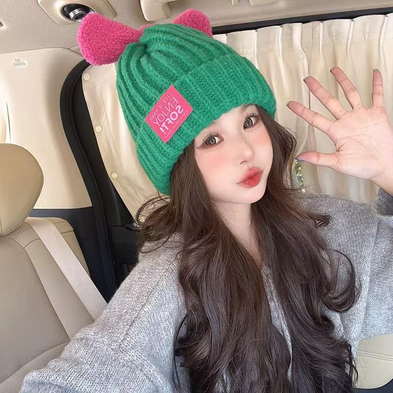 

Осенне-зимняя шляпа-бини конфетных цветов с бантом для женщин, корейская версия, универсальная, подчеркивающая лицо, маленькая теплая вязаная шапка для студентов, милая шапка от холода One Size