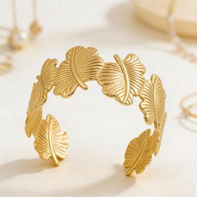 Bracciale Geometrico Aperto Regolabile con Design a Foglia Vuota
