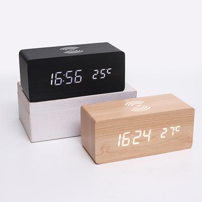 שעון מעורר דיגיטלי מעץ LED תצוגת זמן אלקטרונית לחדר שינה 10W טעינה אלחוטית 3 מעורר