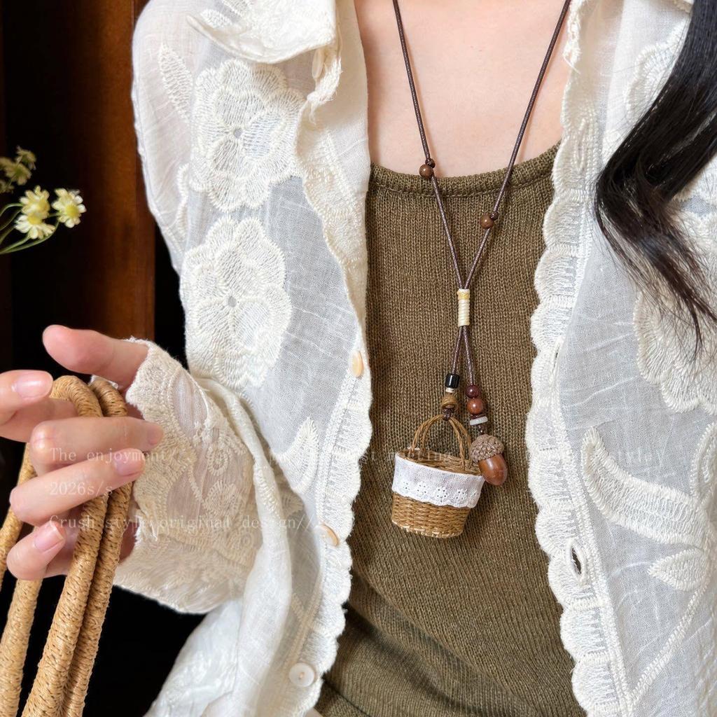 Wood Rhyme Leisure Wind: Summer Bohemian Wooden Necklace - New Chinese Style Clavicle Chain for Women, Retro Holiday Accessory.