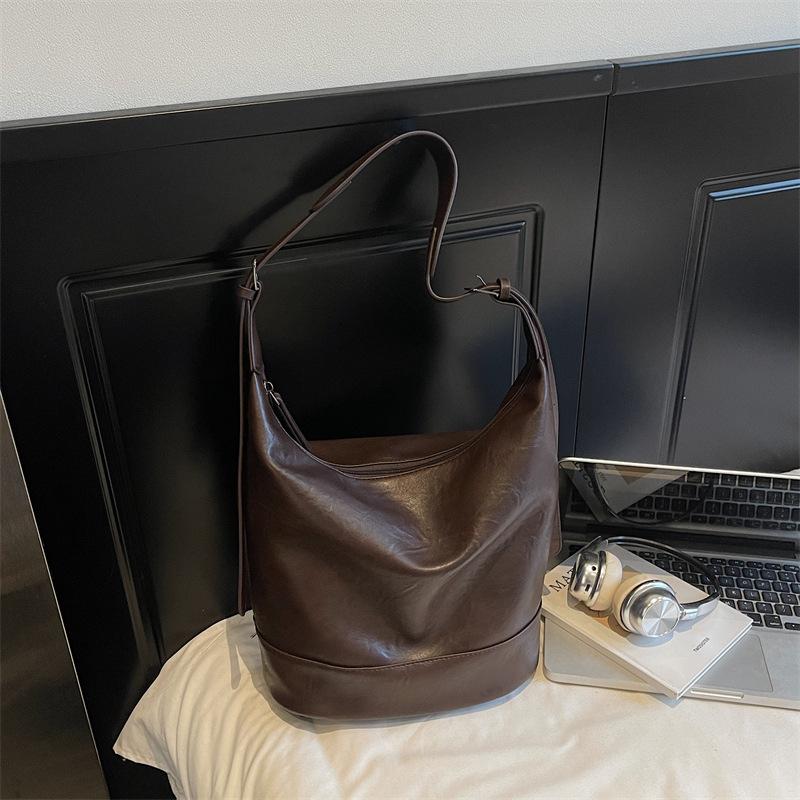 Large-capacity commuter bag Korean version niche simple shoulder bag women's 2025 autumn new high-value bucket bag