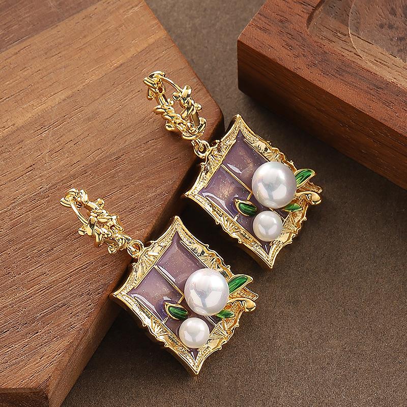 

French retro personality antique pearl-studded geometric earrings, light luxury, elegant and fashionable atmospheric banquet earrings фиолетовый