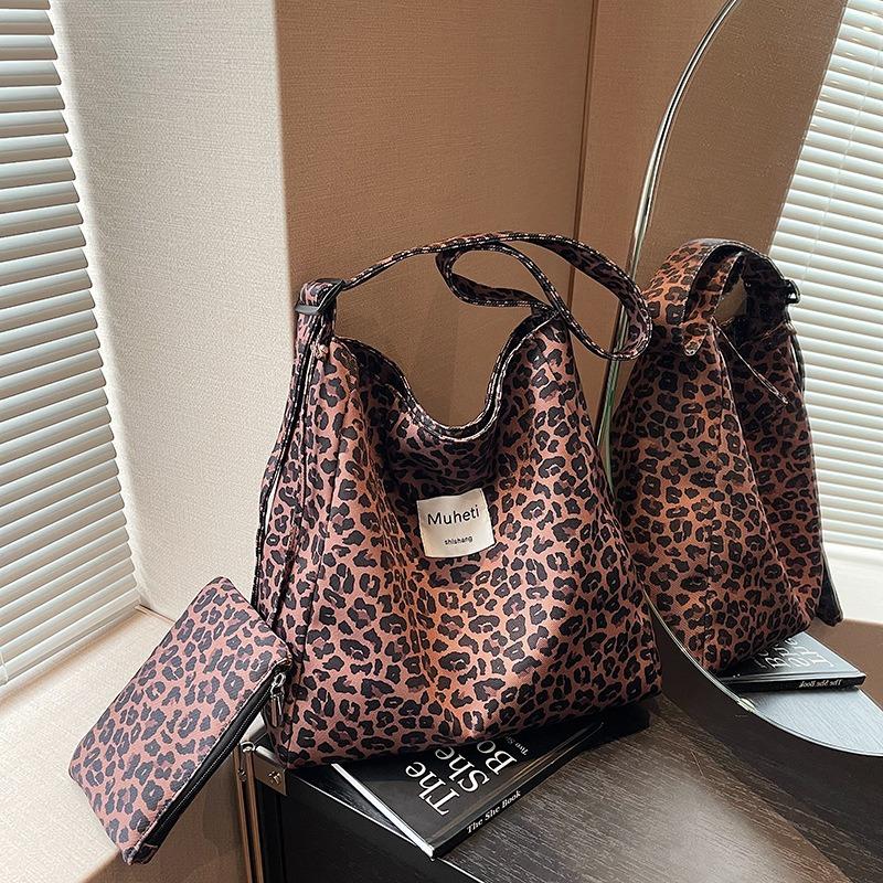 

Versatile fashion women s large-capacity shoulder oblique span bag commuting new high-end leopard print tote bag tide коричневий