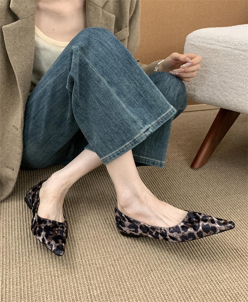 Retro spitz zulaufende französische Einzelschuhe Damen Frühling 2025 Temperament flacher Boden mit Rockschuhen Ein Pedal Slipper